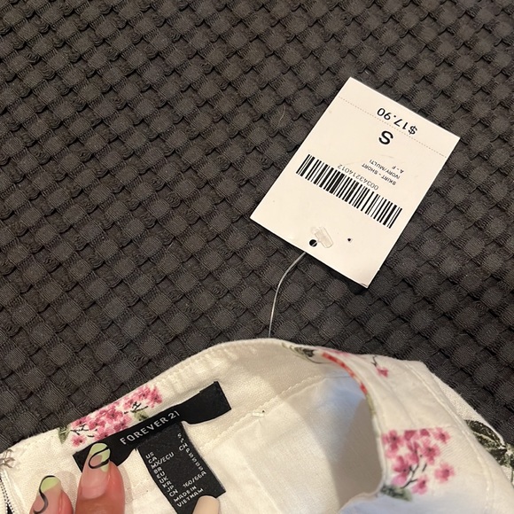 F21 NWT Floral Skirt Size Small - Picture 2 of 3